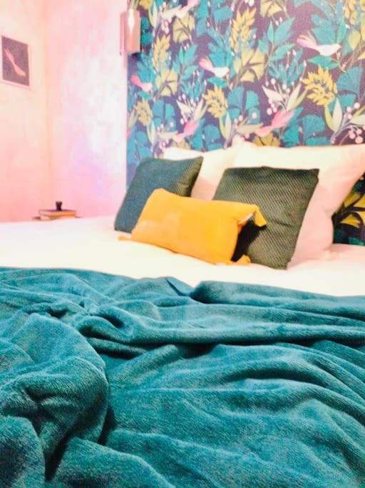 Le Savana Lodge Chanas Bagian luar foto
